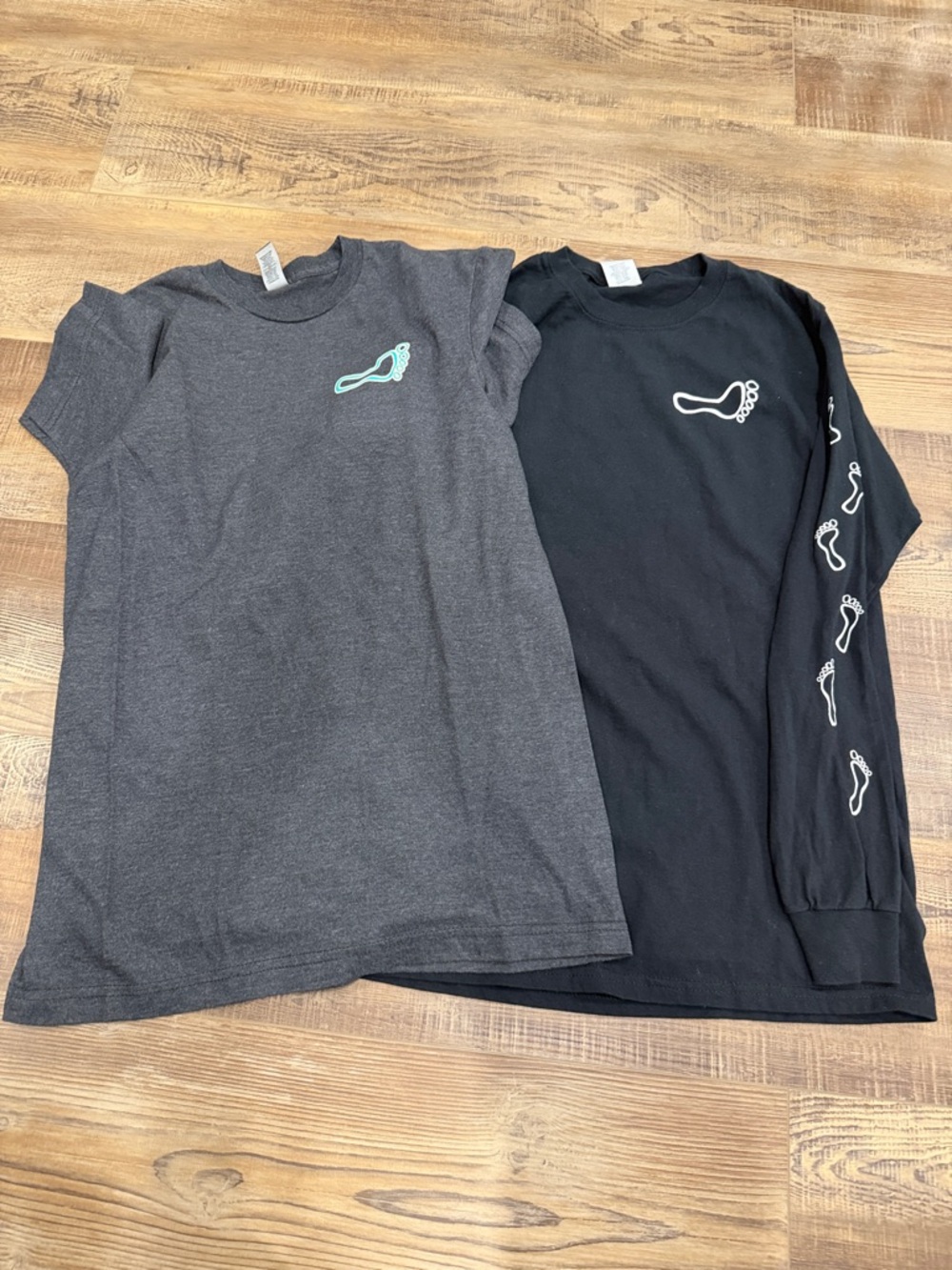 Gildan womens Short Sleeve & Long Sleeve Footprint Tee Black & Charcoal barefoot